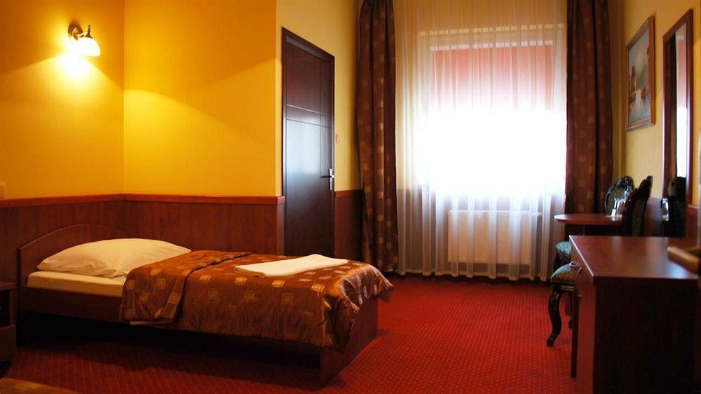 Hotel Dobosz Police Exterior photo